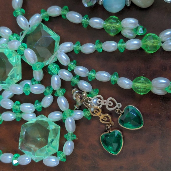 Shades of Green: Four Necklace and Pierced Earring Sets A266 - Picture 2 of 8